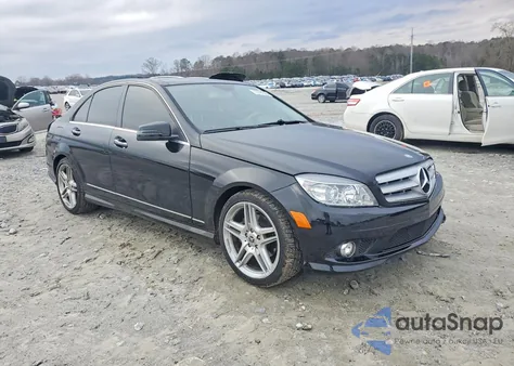 2010 Mercedes-Benz C 300 z USA, uszkodzony, nr VIN WDDGF5EB7AF423926